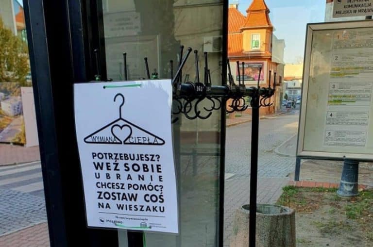 zbi&oacute;rka ubrań, wieszak