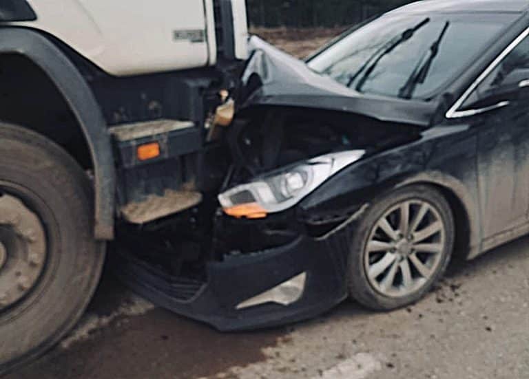 Pijana 43-latka rozbiła auto o zaparkowaną ciężarówkę