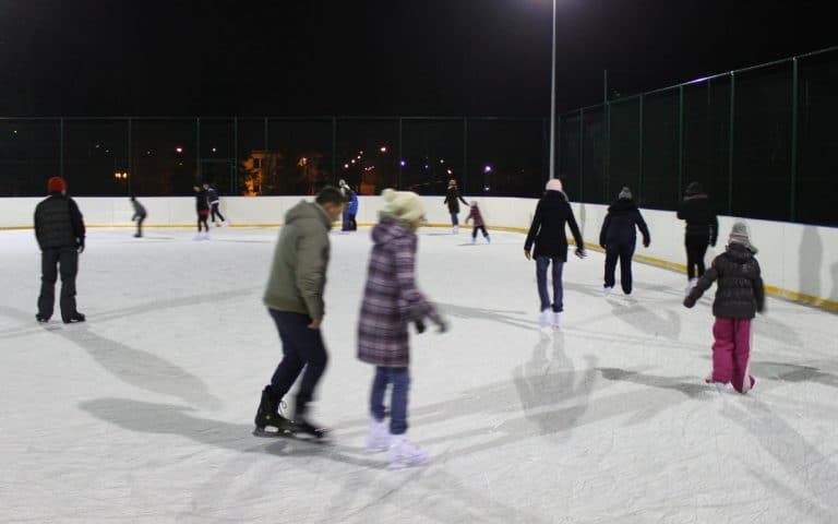 W tym mieście dzieci skorzystają z lodowiska bez limitu – za złotówkę