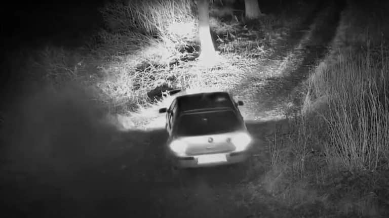 samoch&oacute;d na pasie drogi granicznej