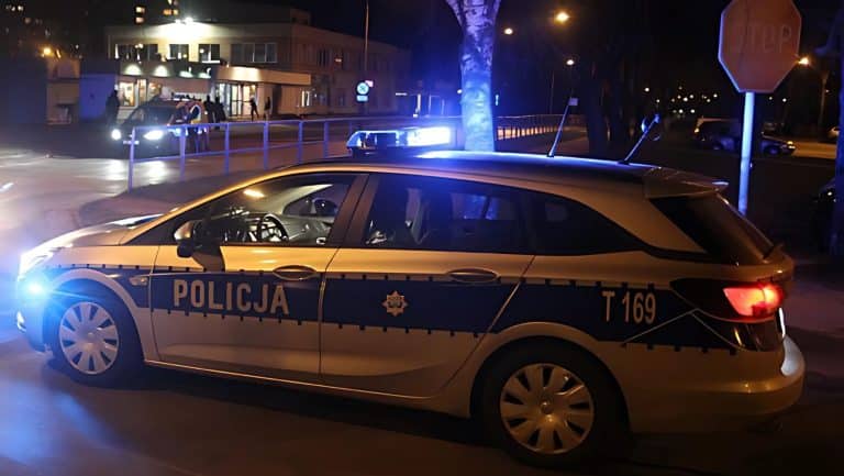 Napad na sklep w Olsztynie. Policja poszukuje dw&oacute;ch uzbrojonych sprawc&oacute;w