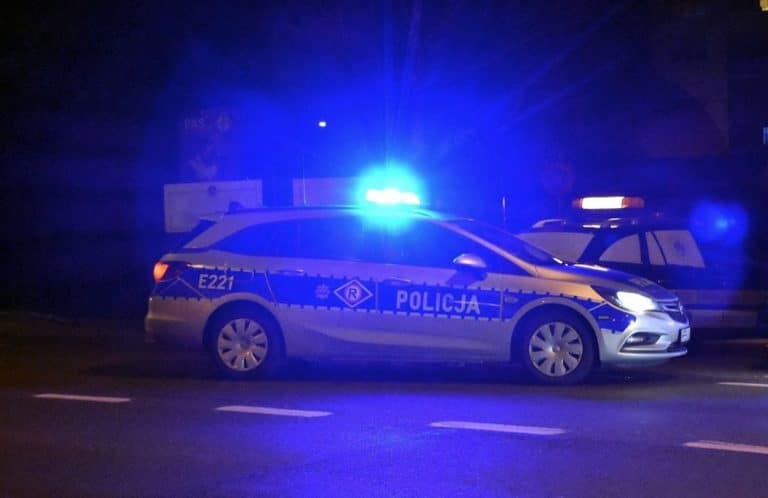 radiow&oacute;z na ulicy w nocy