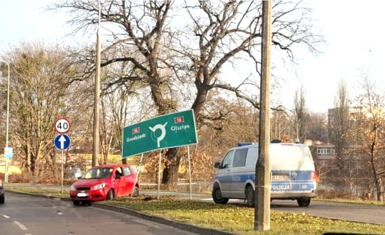 Ledwo odebrał prawo jazdy, a już skosił znak