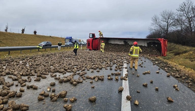 Na ekspresówce wywróciła się ciężarówka z burakami. Co się stało?