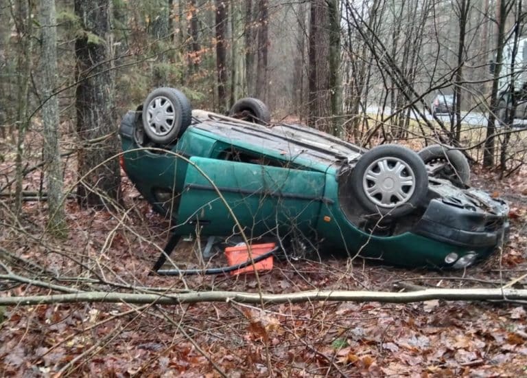 Samochód na dachu w lesie: zaskakujący finał wypadku na DK 59