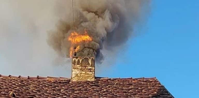 ogień z komina pożar sadzy