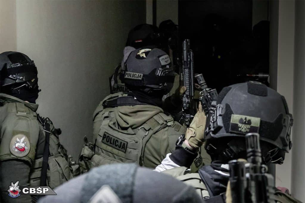 Podczas przeszukań funkcjonariusze zabezpieczyli 10 luksusowych samochodów, m.in. Maserati, Porsche i Volvo i gotówkę. - Rozbita grupa przestępcza terroryzowała region – żołnierze wśród zatrzymanych