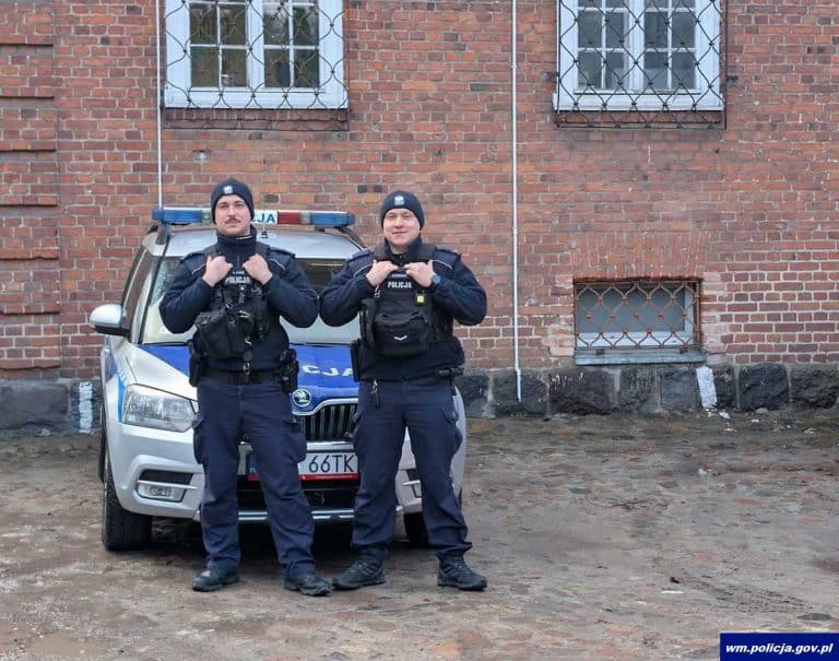 Policjanci uratowali poszkodowanego