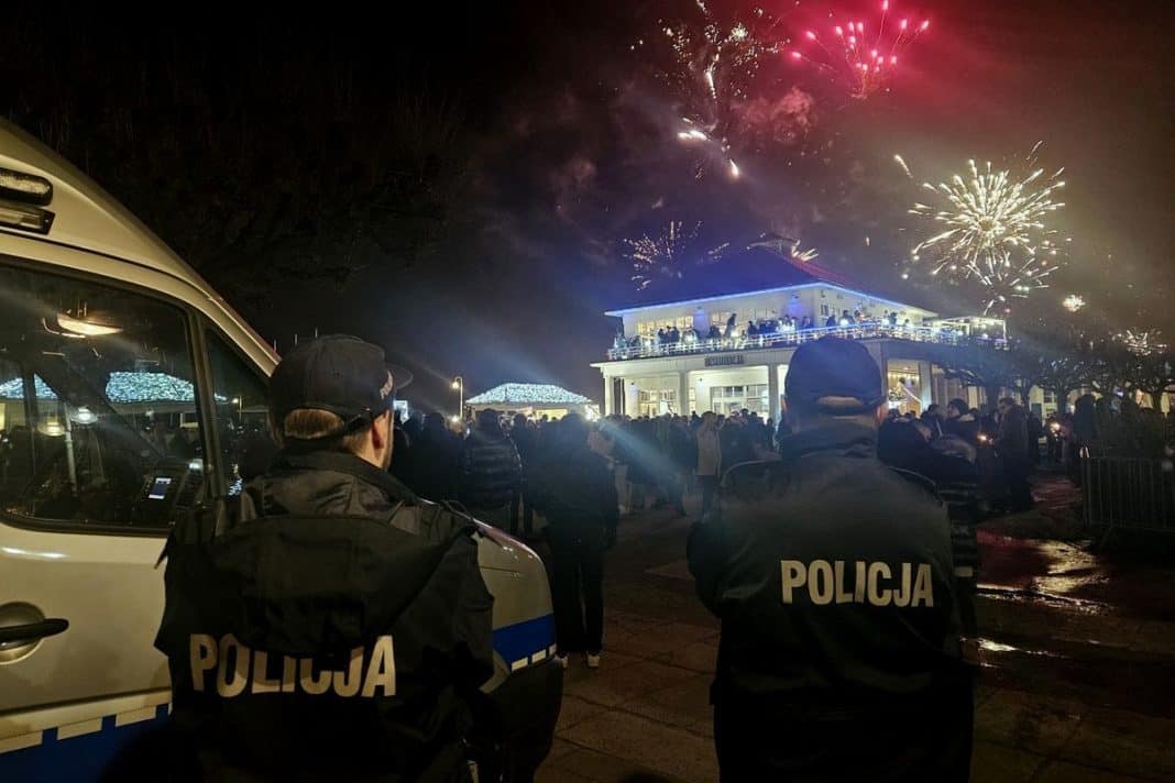 policjanci i fajerwerki