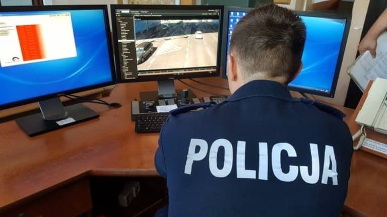 policjant przegląda monitoring