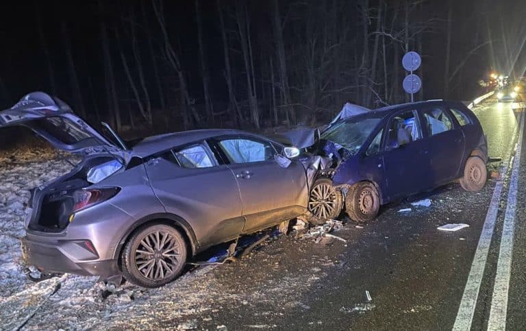 Czołowe zderzenie na DK 58 – toyota nagle zjechała na przeciwny pas