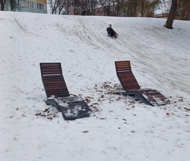 Leżaki na trasie sanek w parku Kusocińskiego: jest reakcja Ratusza