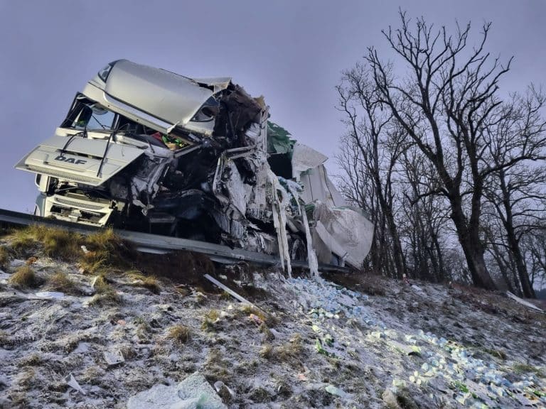 Z robitej ciężar&oacute;wki wysypały się przetwory mleczne