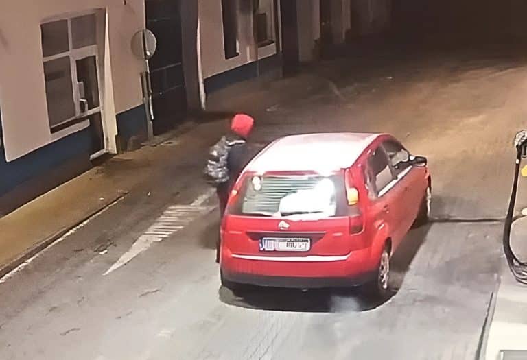 kradzież auta na stacji paliw