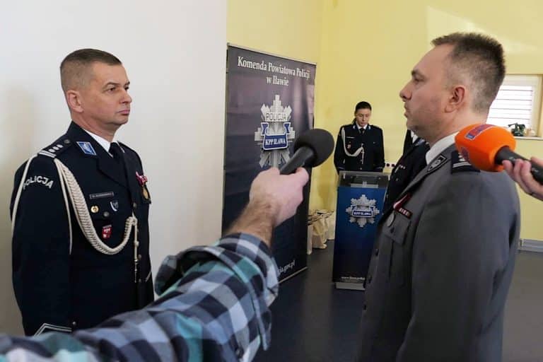 Komendant odchodzi po burzliwym przemówieniu.