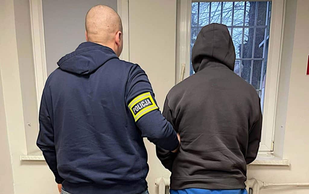 Czy nastolatka była tylko biernym świadkiem, czy miała swój udział w napaści? - Trzech mężczyzn napadło na ofiarę, a rola nastolatki wciąż pozostaje zagadką