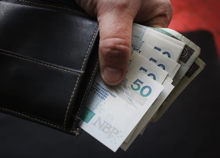 Sprytny olsztynianin wyłudził z banku 100 tys. zł. Jaki miał spos&oacute;b?