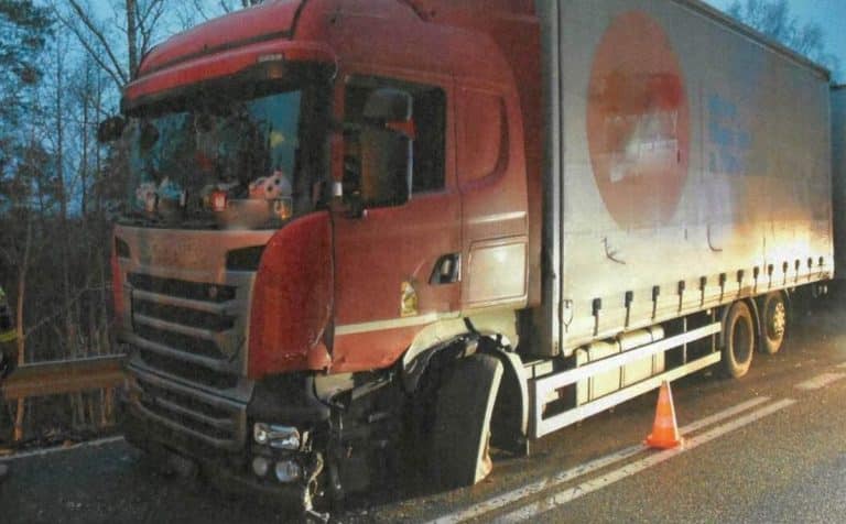 zderzenie z ciężar&oacute;wką