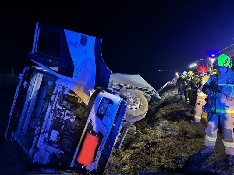 ciężar&oacute;wka w rowie na dK16