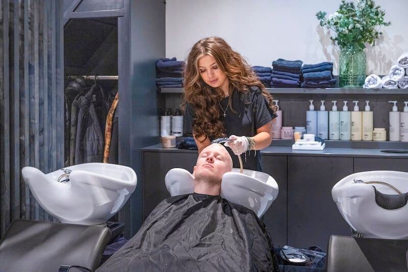 fryzjerka myje włosy mężczyźnie