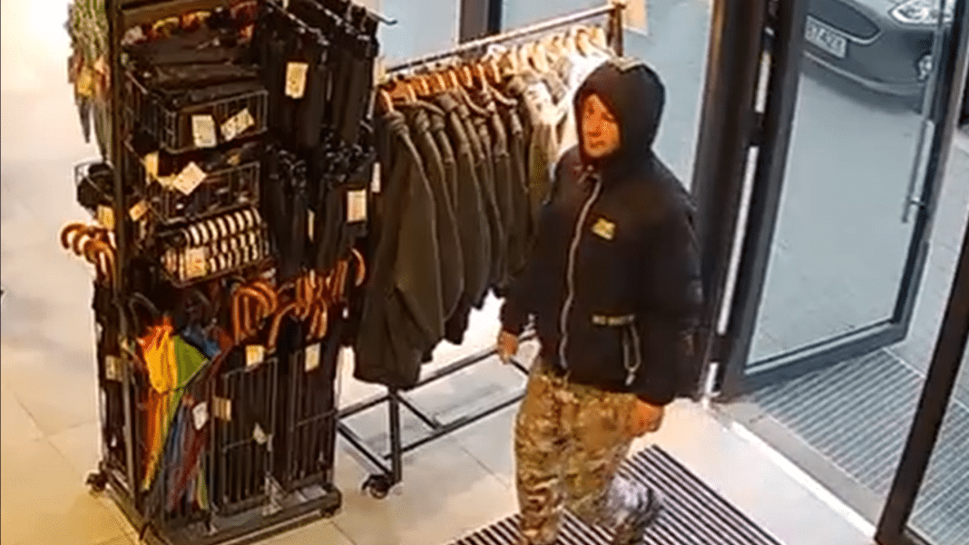 mężczyzna wybiegł ze sklepu