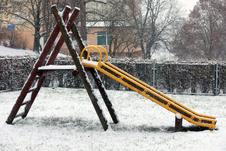 plac zabaw obsypany śniegiem
