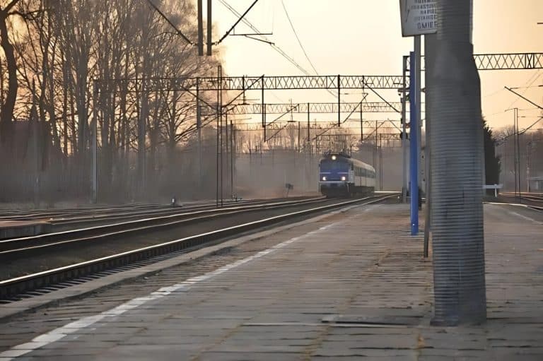 pociąg na torach