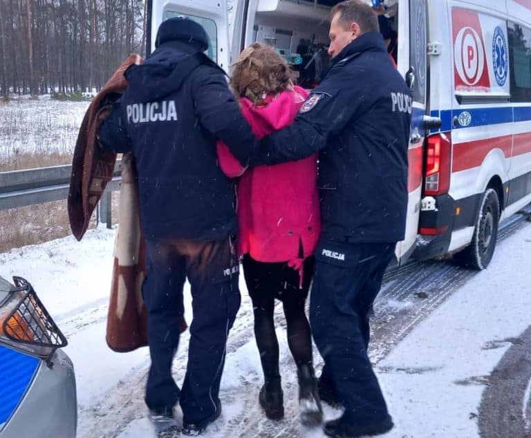 policjanci pomagają kobiecie