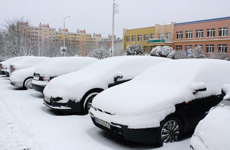 snieg zasypane samochody
