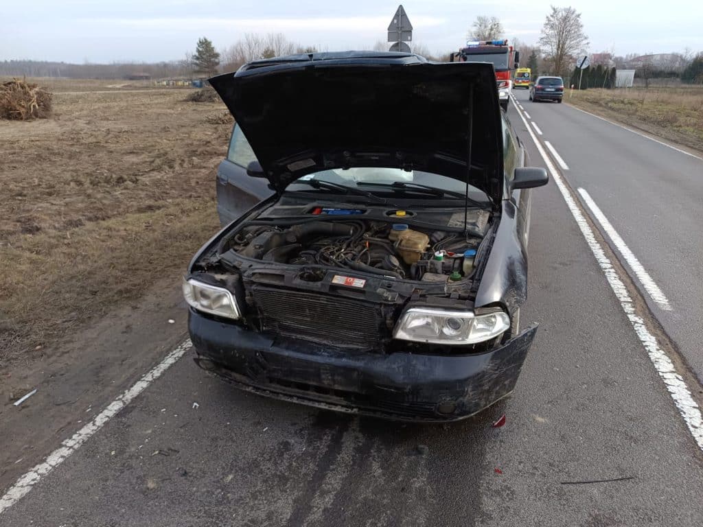 Efekt domina na drodze – Audi uderzyło w Skodę, a ta w ciężarówkę. - Chwila nieuwagi wystarczyła, by doszło do kolizji trzech aut