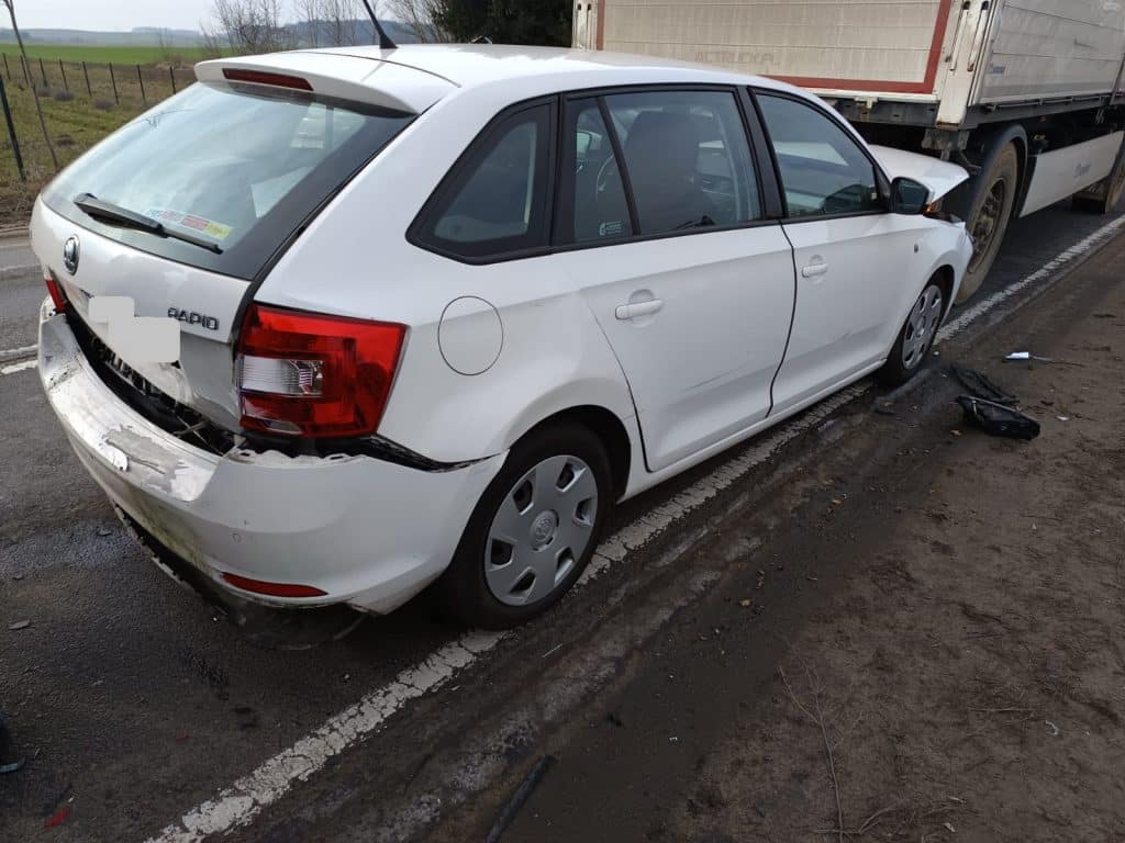 Efekt domina na drodze – Audi uderzyło w Skodę, a ta w ciężarówkę. - Chwila nieuwagi wystarczyła, by doszło do kolizji trzech aut