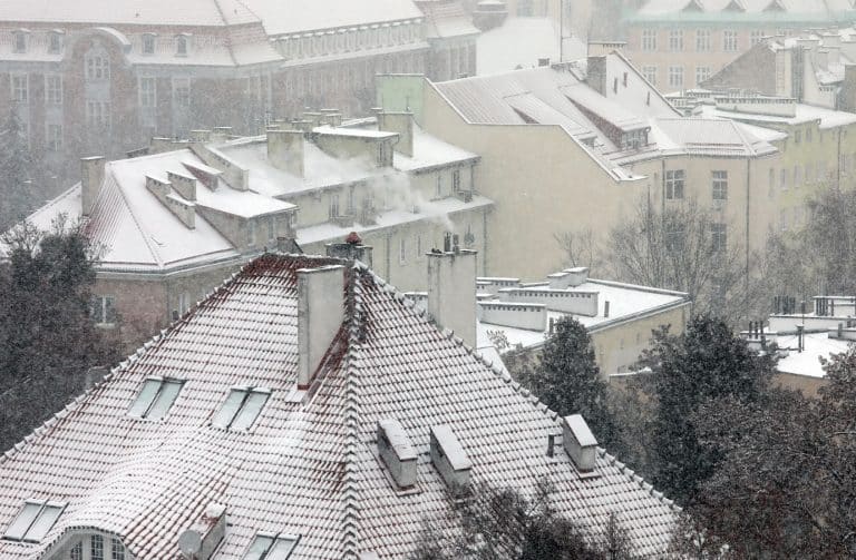 Zimowy krajobraz z zaśnieżonymi dachami