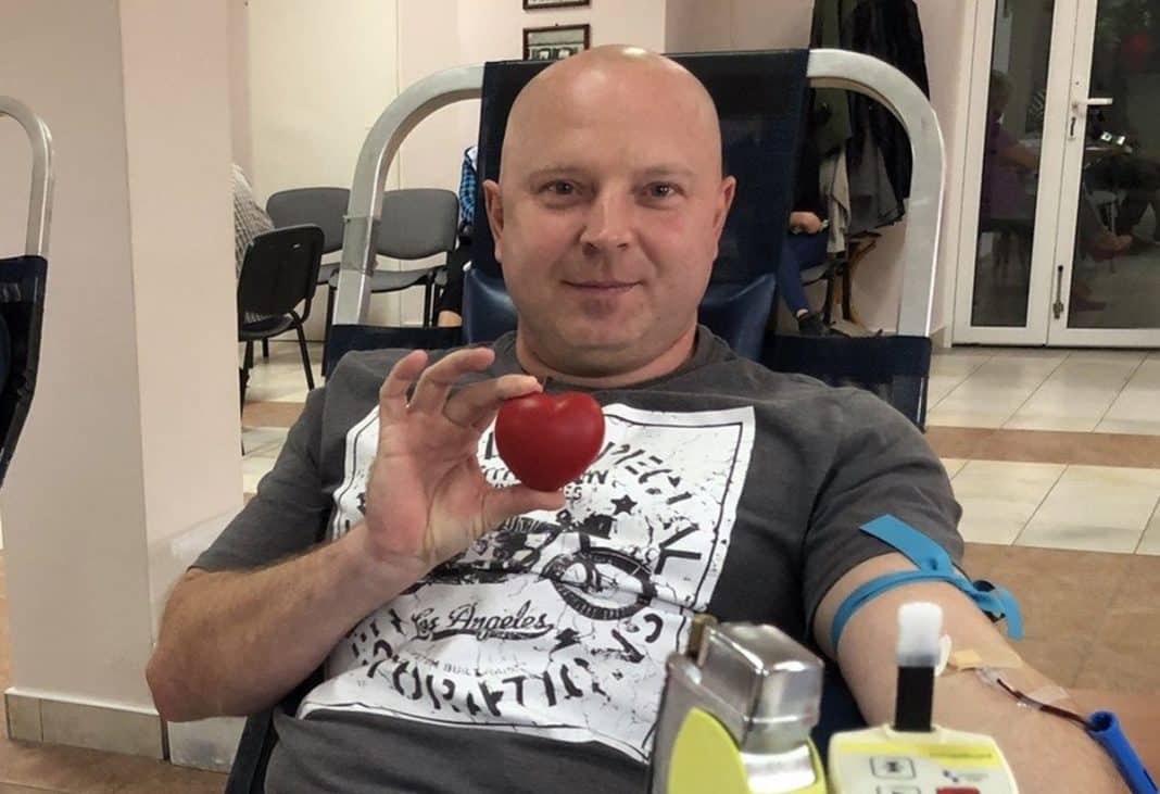 Policjant oddaje krew