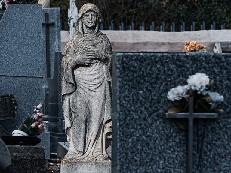 nagrobek na cmentarzu