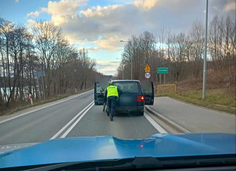 Policjant pcha samochód