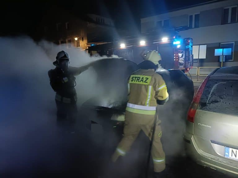 gaszenie płonącego samochodu