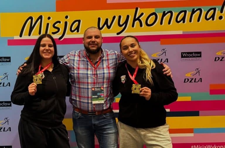 dwie kulomiotki z tytułami