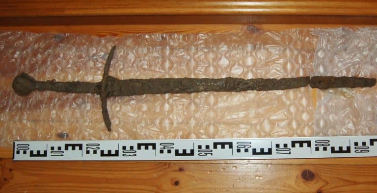 znaleziono miecz dwuręczny