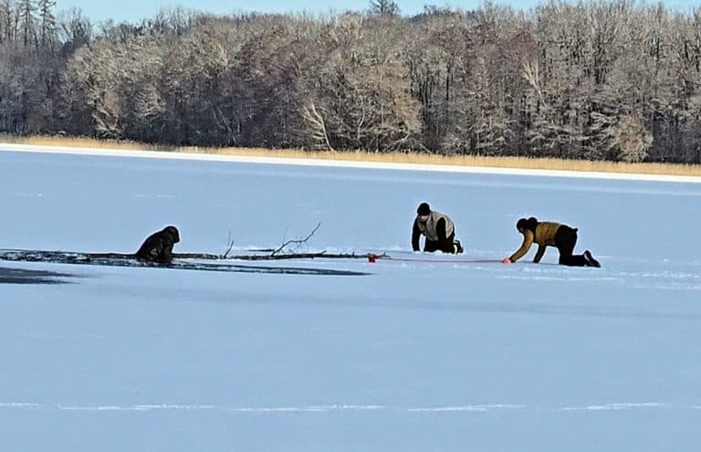 Załamał się lód na jeziorze