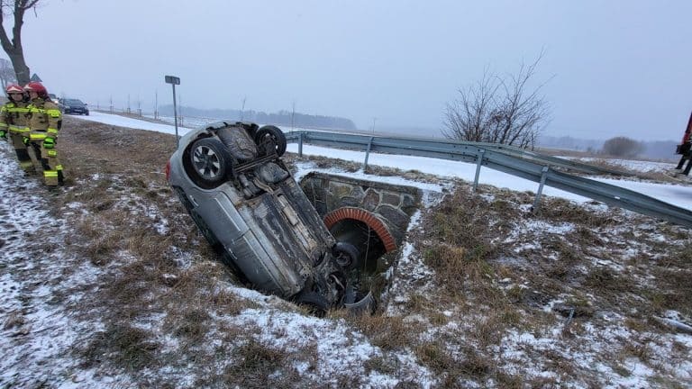 samoch&oacute;d wylądował w przepuście