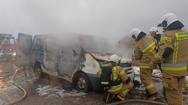 strażacy gaszą samoch&oacute;d dostawczy