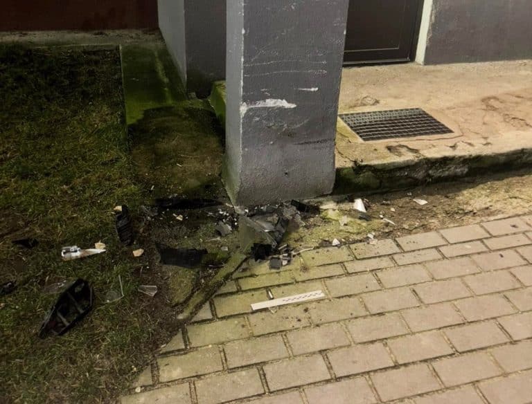 wjechała w klatkę schodową