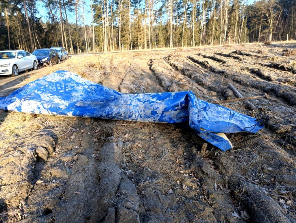 Zaskoczony kierowca doznał obrażeń. - Na samochód nagle coś spadło. Auto zniszczone, kierowca z poważnymi obrażeniami twarzy