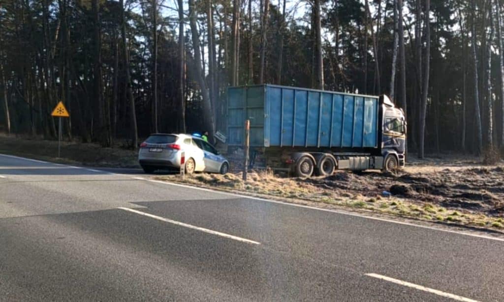 Zaskoczony kierowca doznał obrażeń. - Na samochód nagle coś spadło. Auto zniszczone, kierowca z poważnymi obrażeniami twarzy