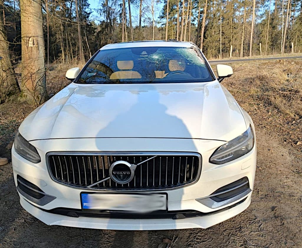 Zaskoczony kierowca doznał obrażeń. - Na samochód nagle coś spadło. Auto zniszczone, kierowca z poważnymi obrażeniami twarzy