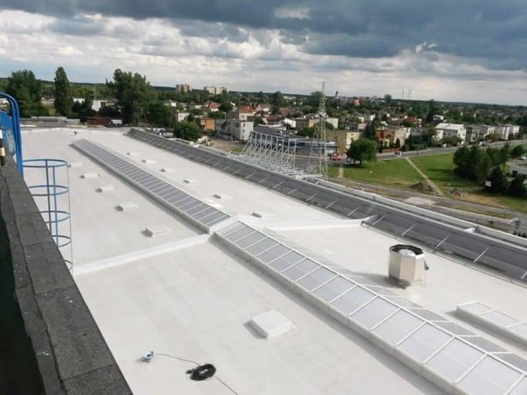 Dachy płaskie na obiektach przemysłowych: funkcjonalność, trwałość i efektywność