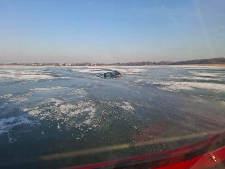 pod samochodem pękł l&oacute;d