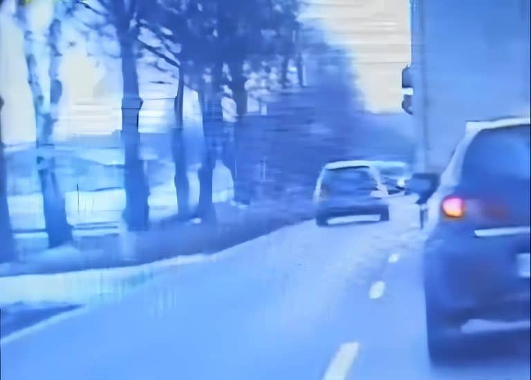 starszy kierowca jechał na czoł&oacute;wkę