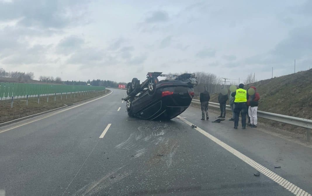 auto spadło z lawety