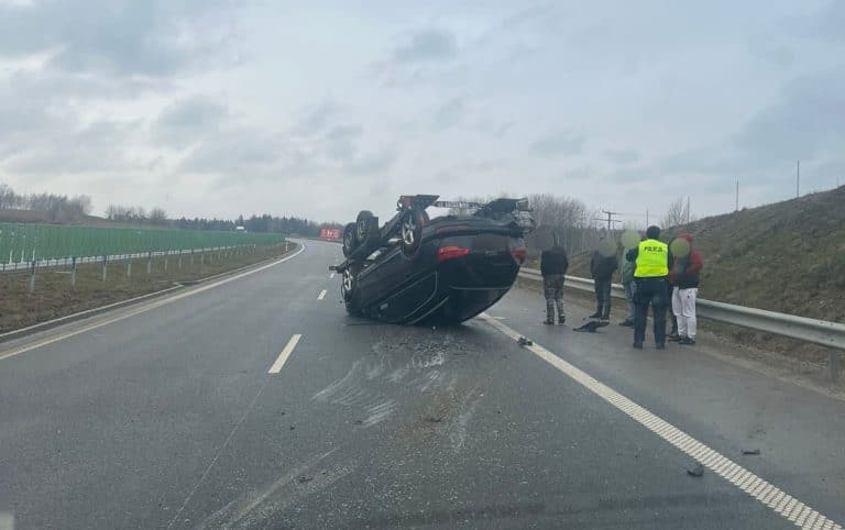 auto spadło z lawety